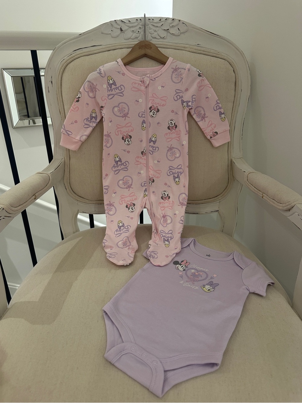 🤍 6~9 Mth Disney Pink & Lavender Minnie & Daisy Footed Two Piece Baby Set NWT